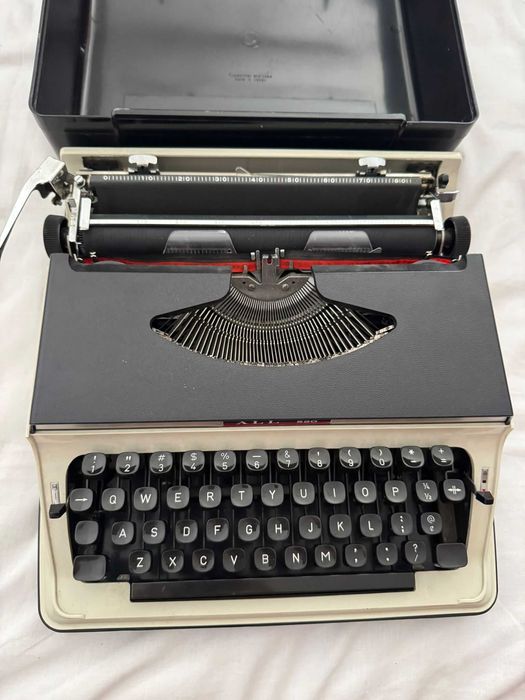 Máquina de escrever portátil (ALFA 220 com mala)