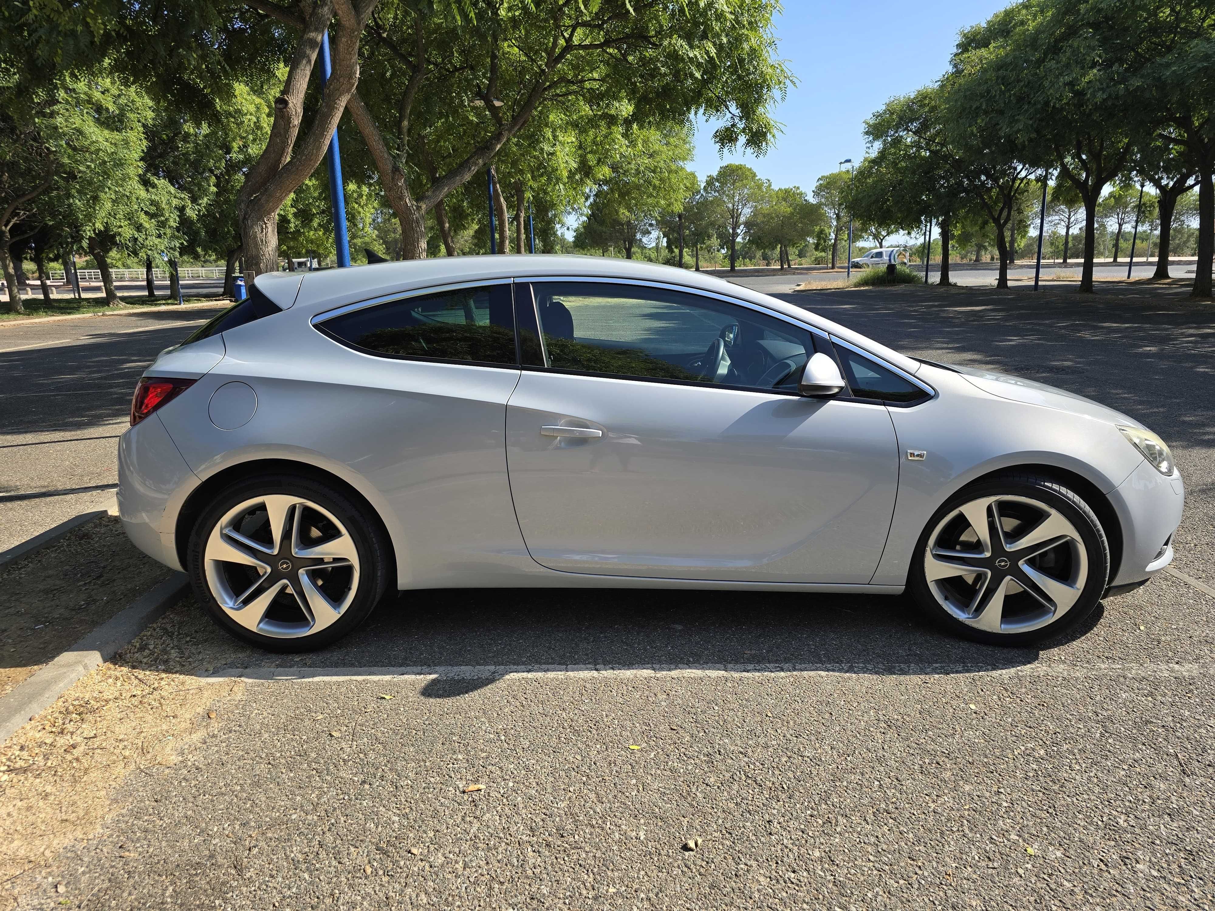 Opel Astra J GTC 1.4T 140 CV