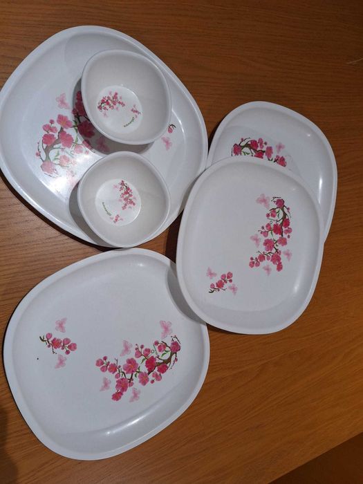 Conjunto de Plástico de 6 Peças: 4 Pratos e 2 Tigelas