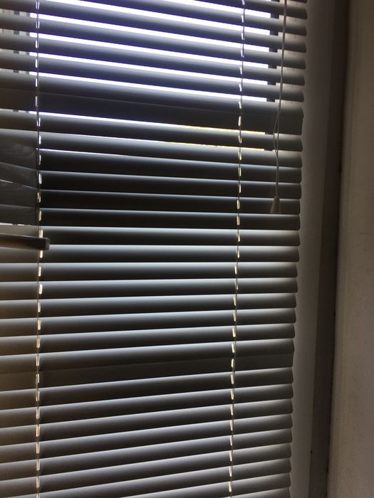 Жалюзи белые на окна
