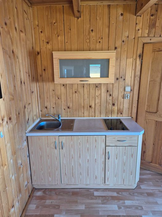 Aneks kuchenny. Lodówka, kuchenka, szafka wisząca + stojąca narożna