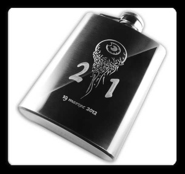 piersiówka połówkowa z grawerem w opakowaniu 9 oz