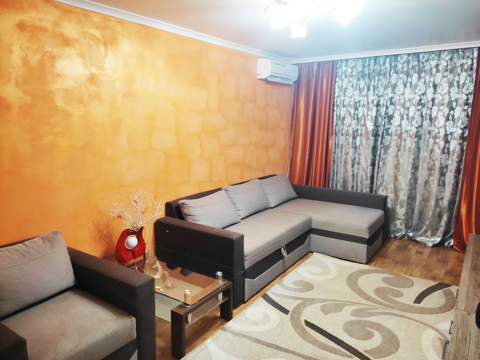 Сдам посуточно 2-ю  квартиру, есть всё. Центр, парк, рынок.