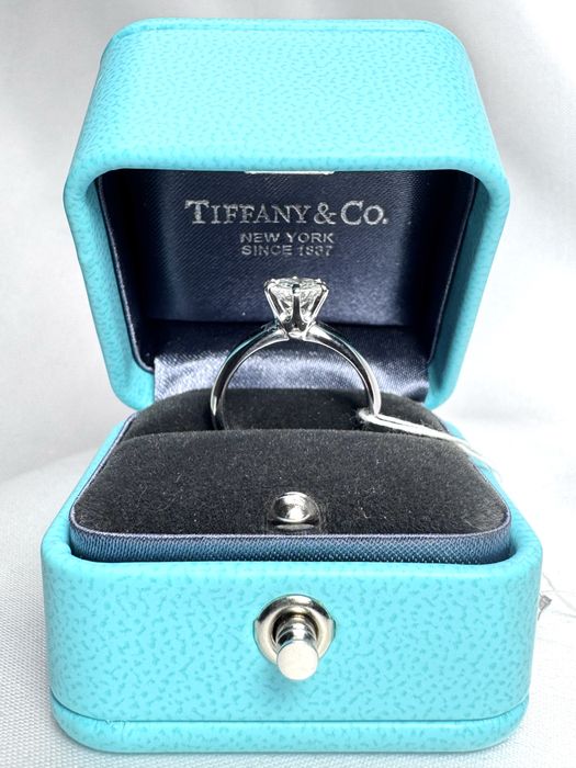 Золота каблучка у стилі Tiffany з діамантом