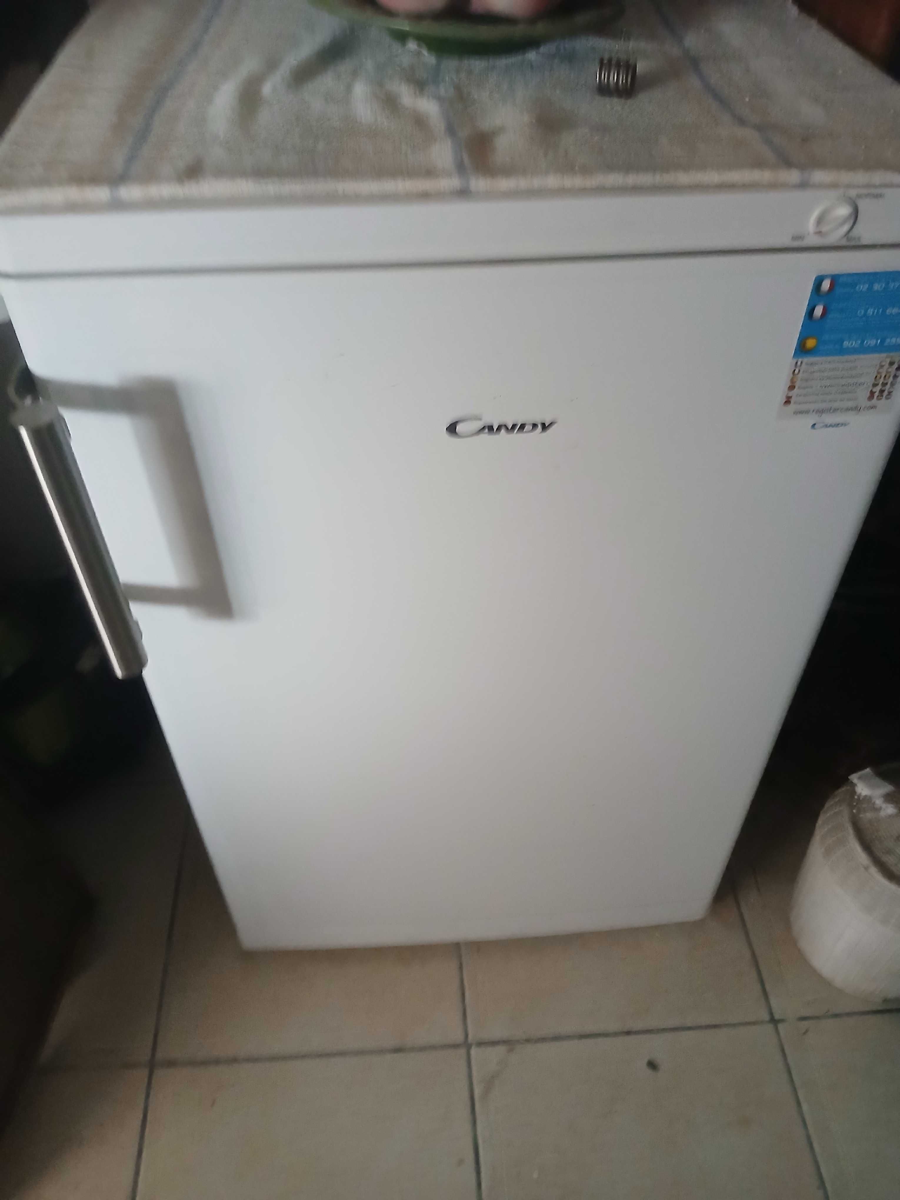 Congelador e mesa de sala