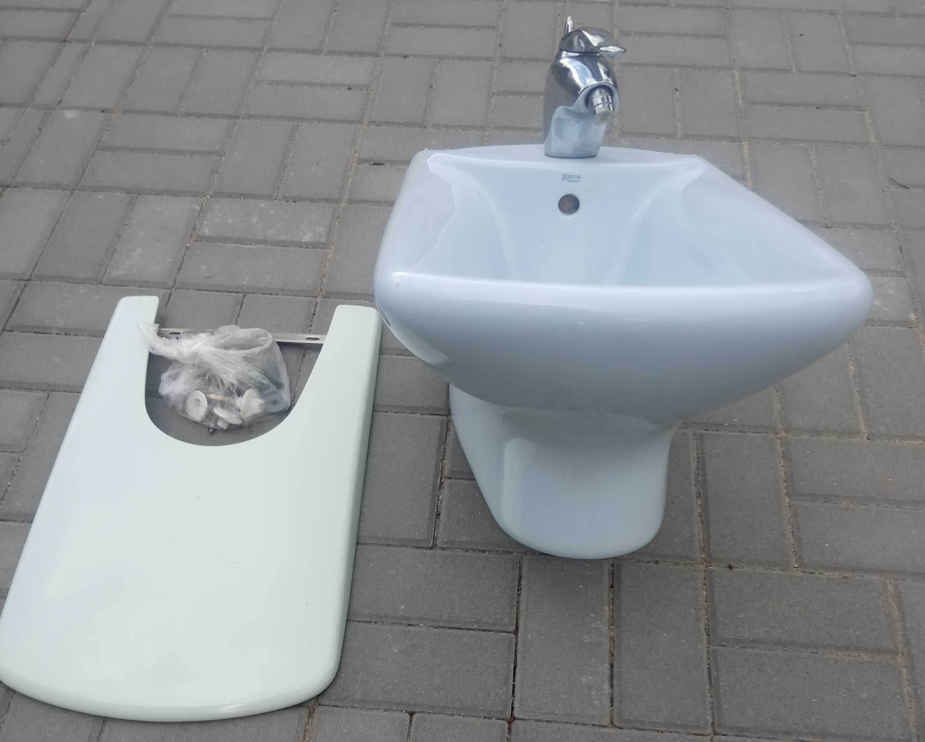 Bidet Roca podwieszany 60x35x27 Błękit, bateria, deska, odpływ, śruby