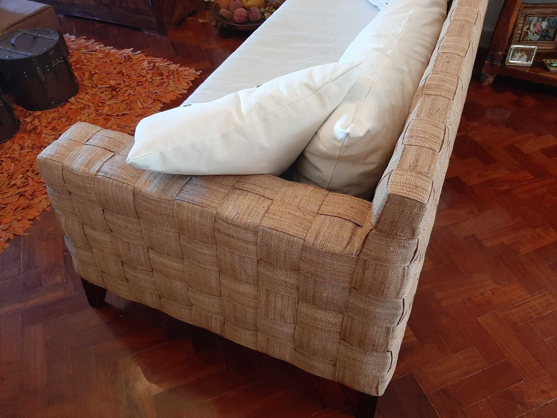 Vendo sofa com almofadas