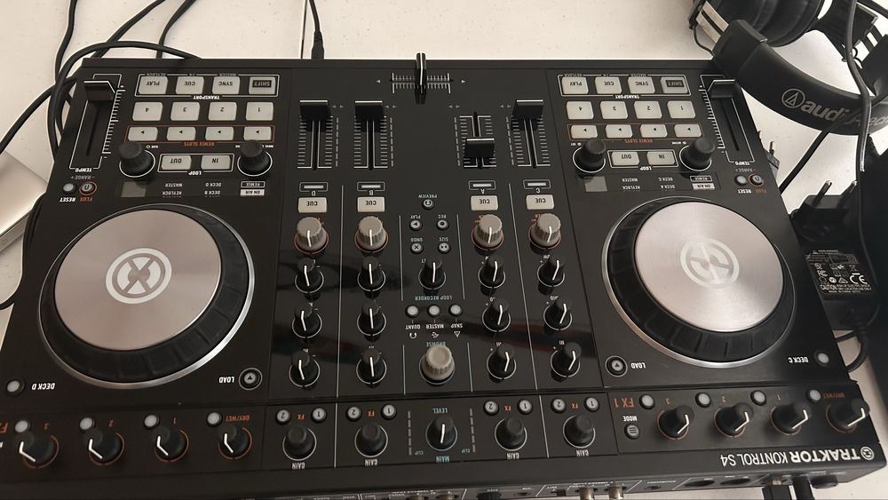Controladora Traktor s4  mk2  e estojo