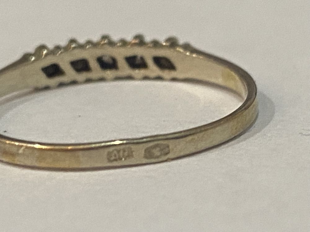 Złoty pierścionek próba 585 z cyrkoniami