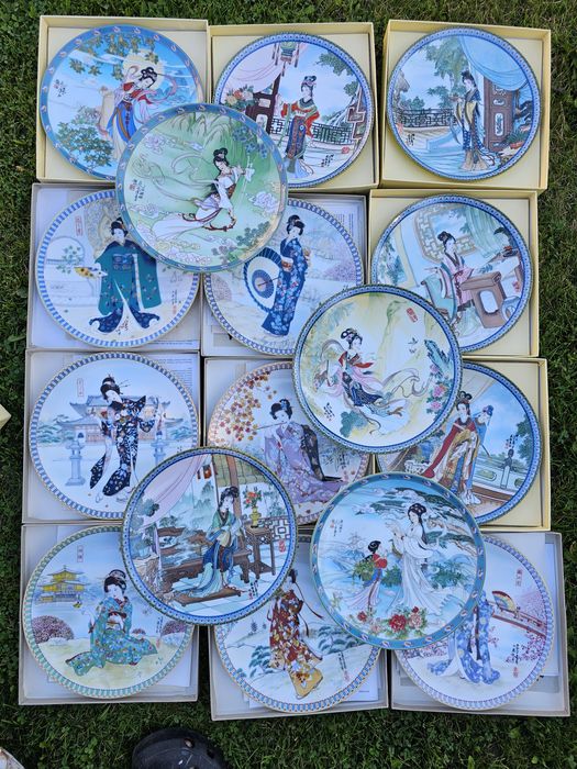 Колекційні тарілки «Красуні Червоної садиби».