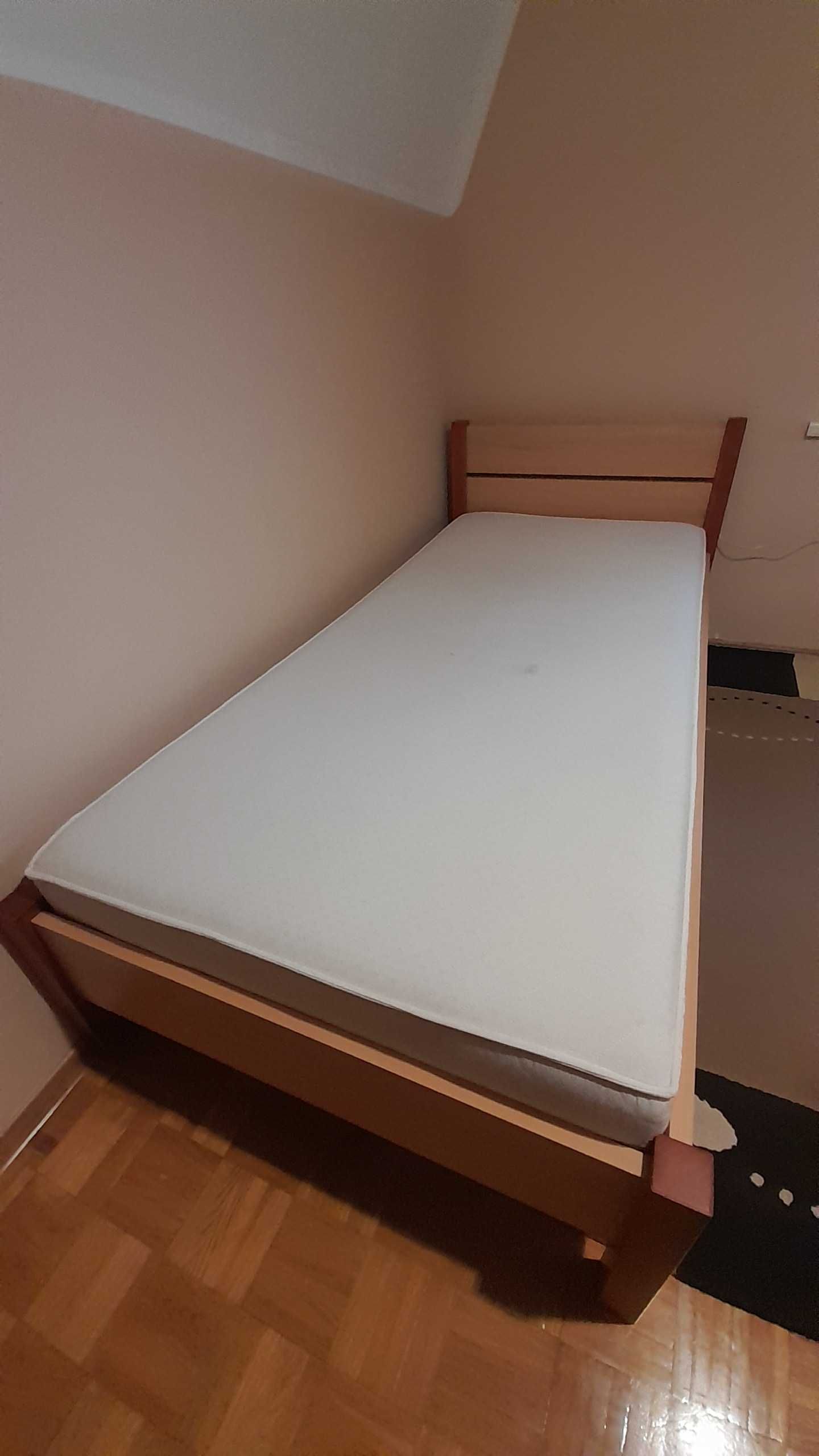 Łóżko jednoosobowe, szer. ok. 90 cm, dł. 200 cm.