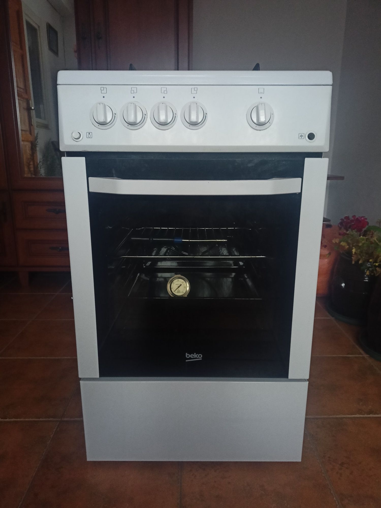 Kuchenka gazowa  BEKO FSG52020FW