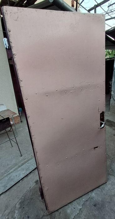 Продам железную дверь.