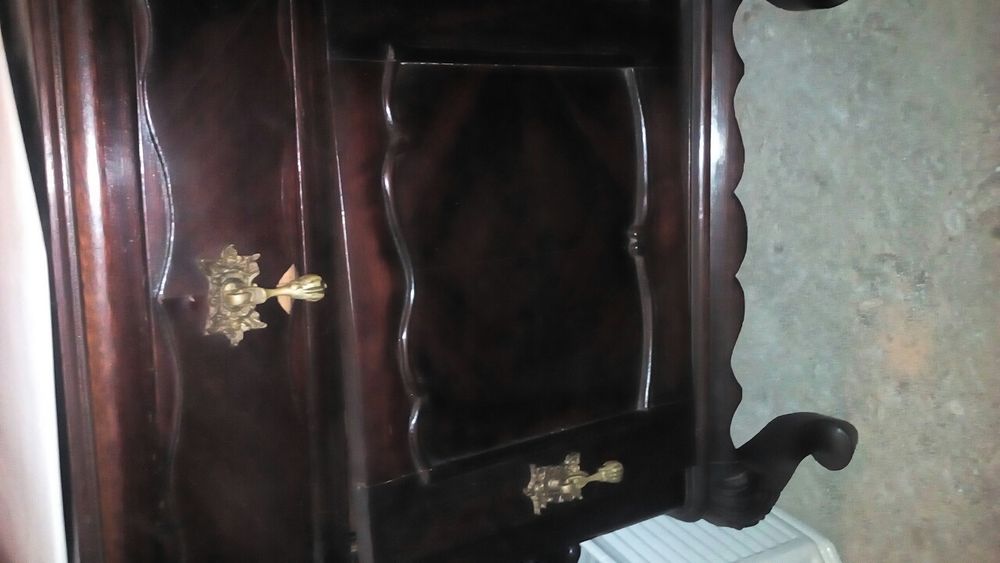 Cama e mesas de cabeceiras