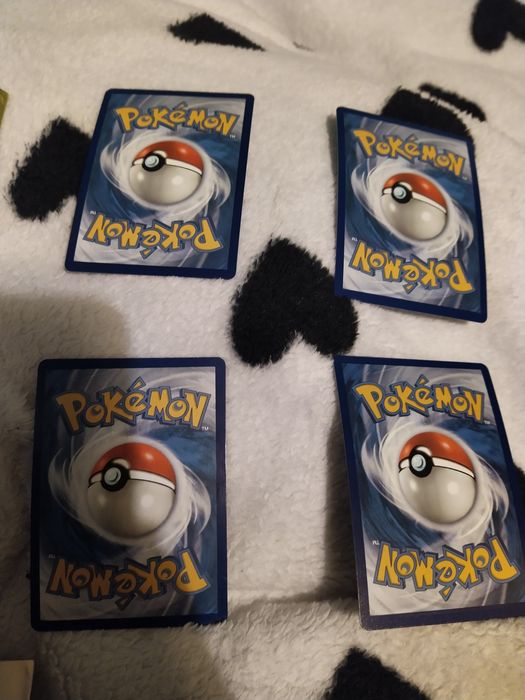 Cztery karty pokemon