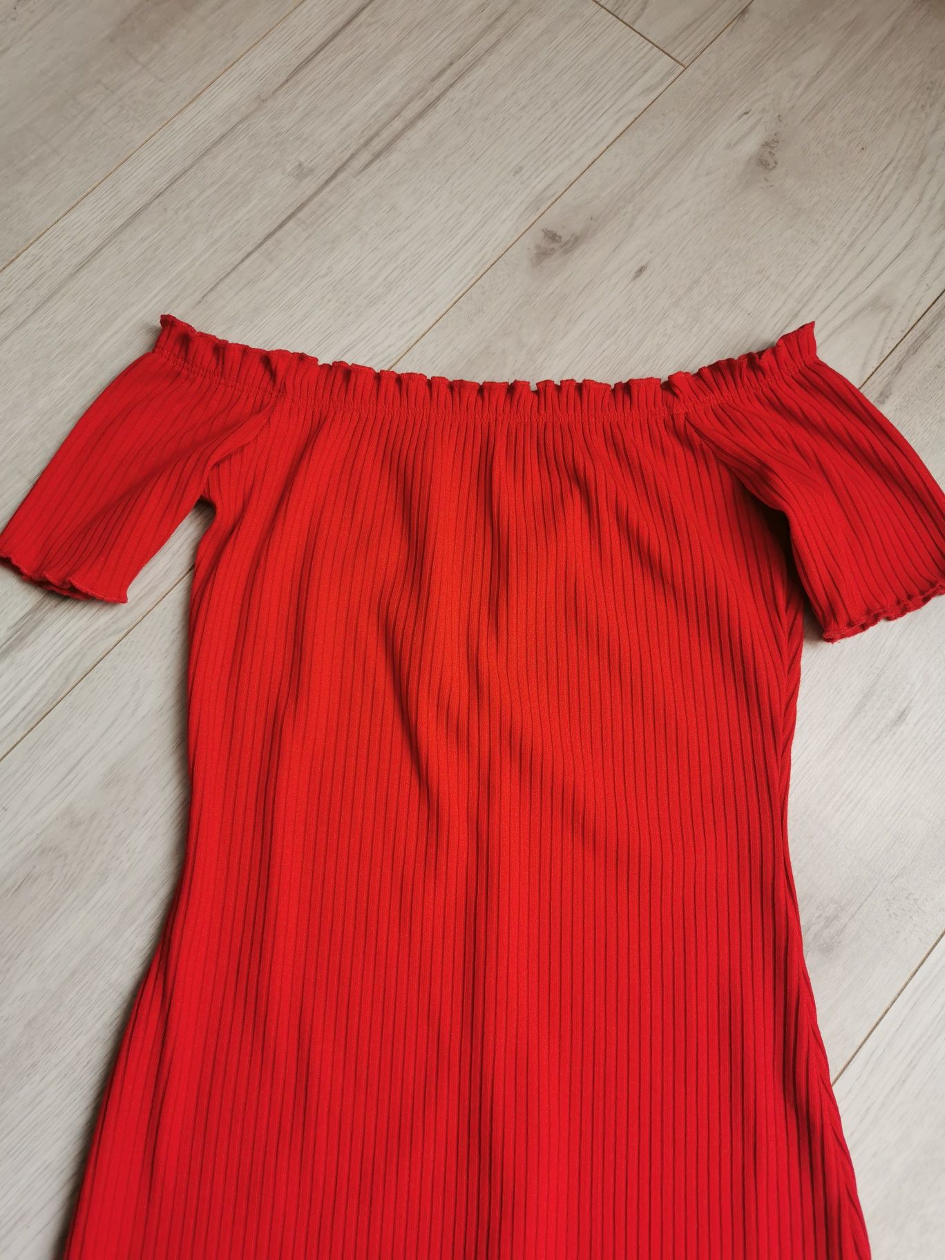 Prążkowana czerwona sukienka