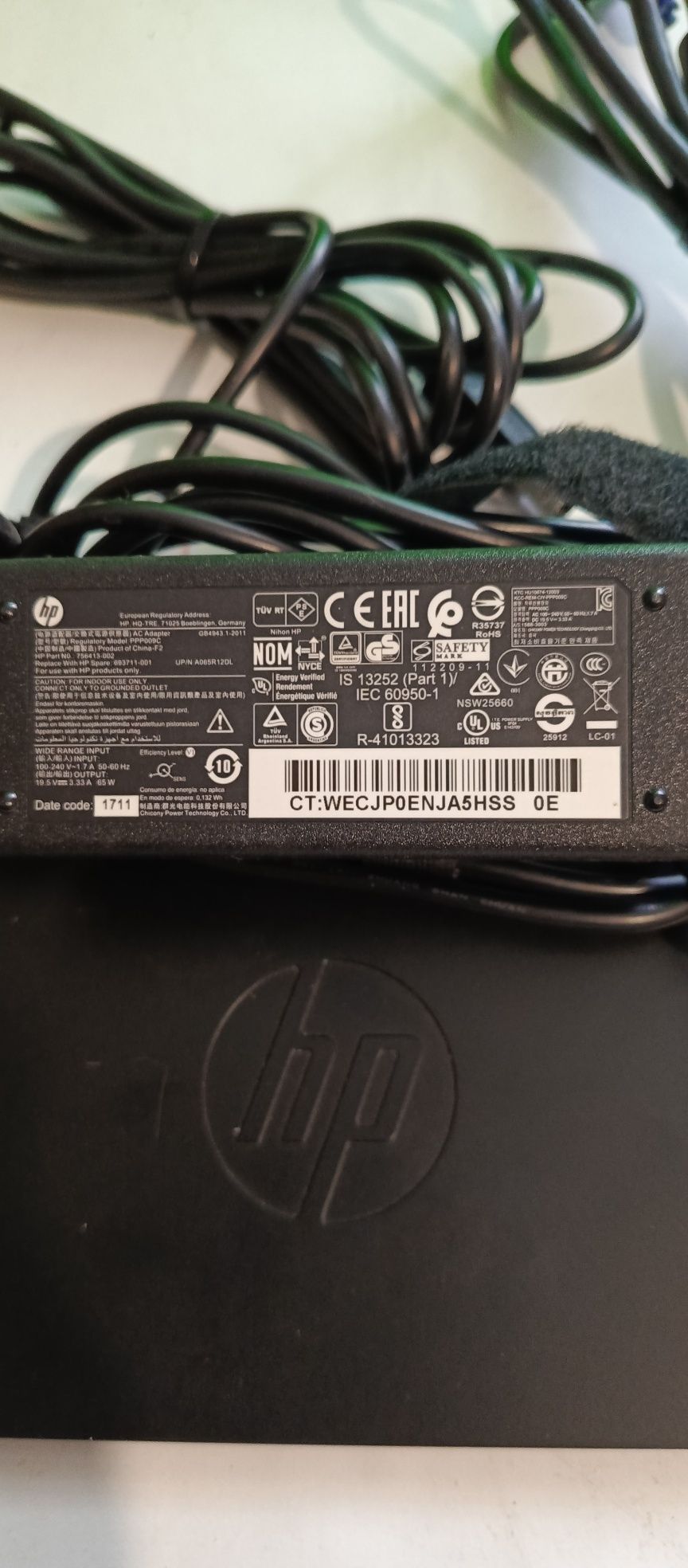 Stacja dokująca HP z przewodami.