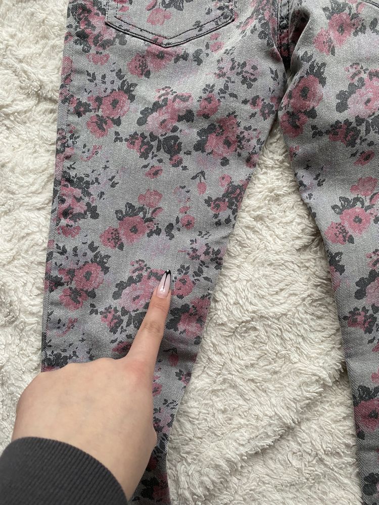 Szare różowe spodnie dla dziewczynki rurki jeansy 8/9 lat F&F kwiaty