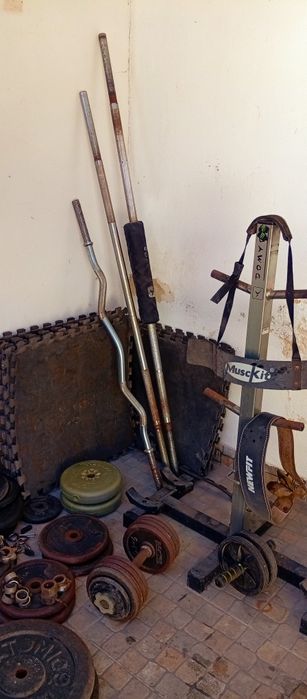 Pesos, halteres, barras, entre outros assessórios