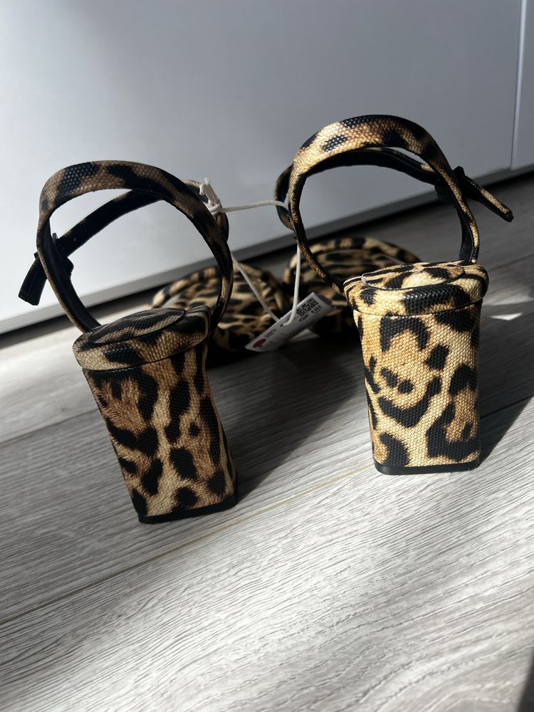 Босоніжки леопардові Stradivarius 38 p