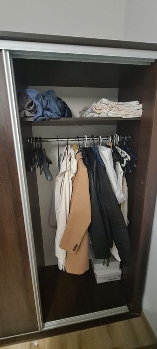 brązowa drewniana garderoba