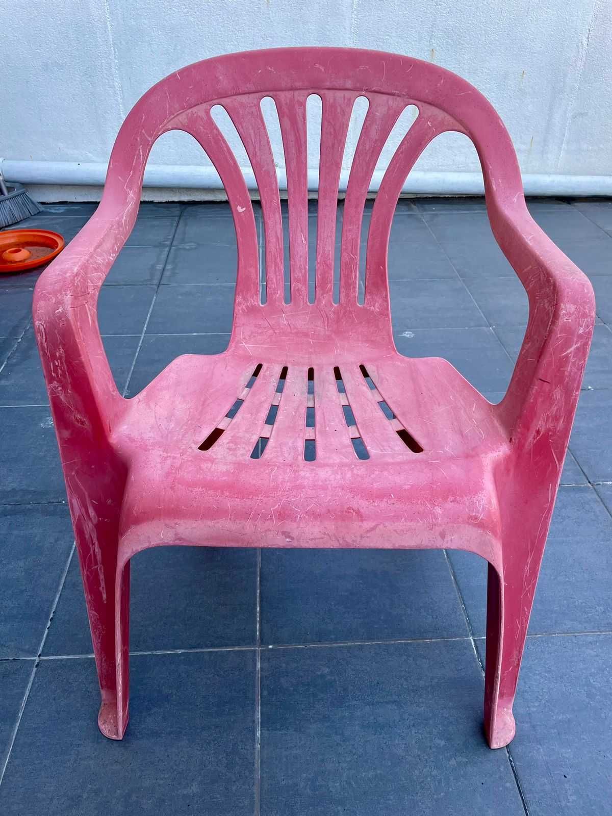 4 cadeiras plasticas vermelhas
