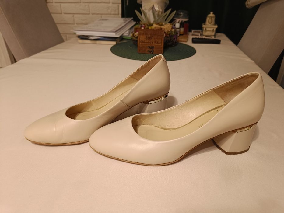 Kremowe buty na obcasie r. 39 Neścior