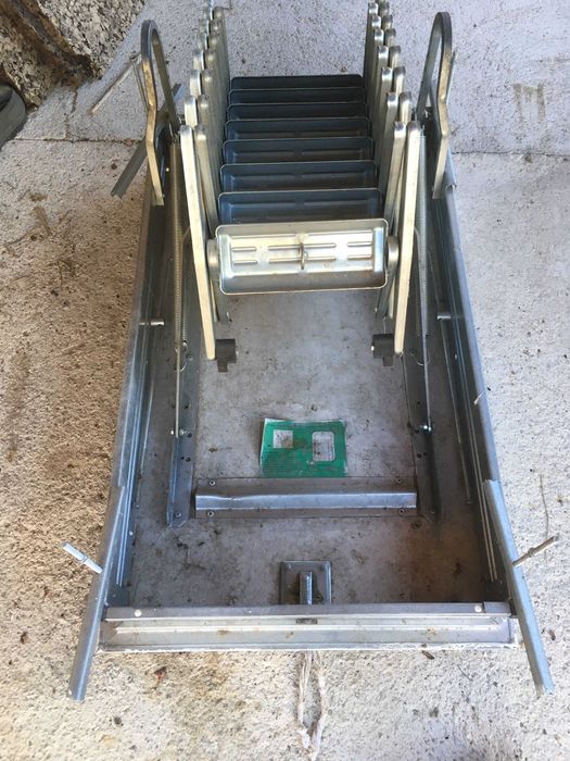 Escada de sotão retrátil