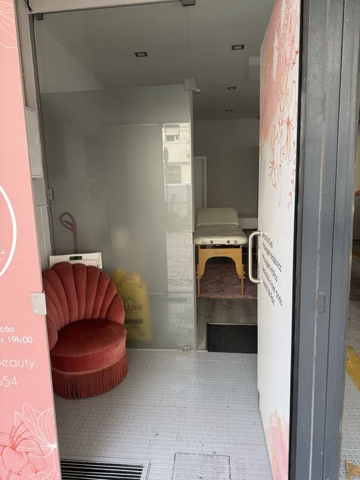 Espaço de estética com máquina de depilação a laser