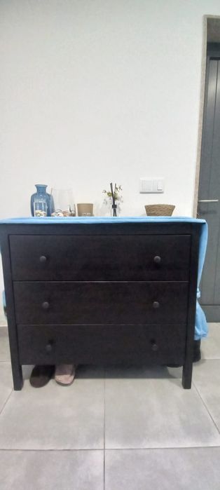 Comoda preta gavetas
