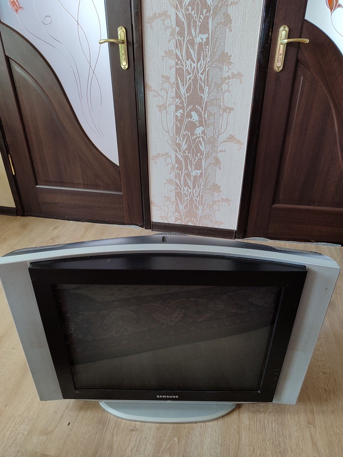 Телевізор самсунг великий.