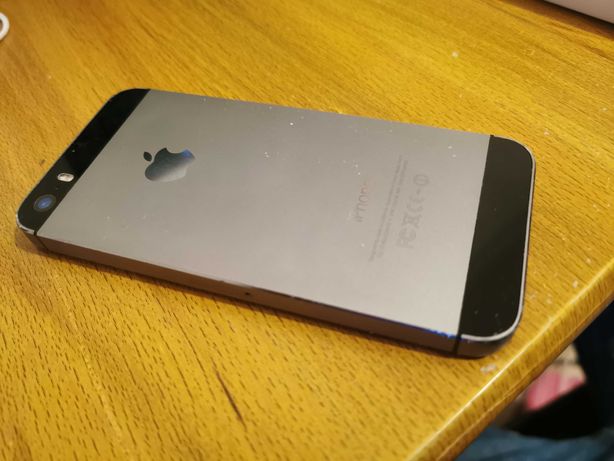 IPhone 5S com carregador apple.