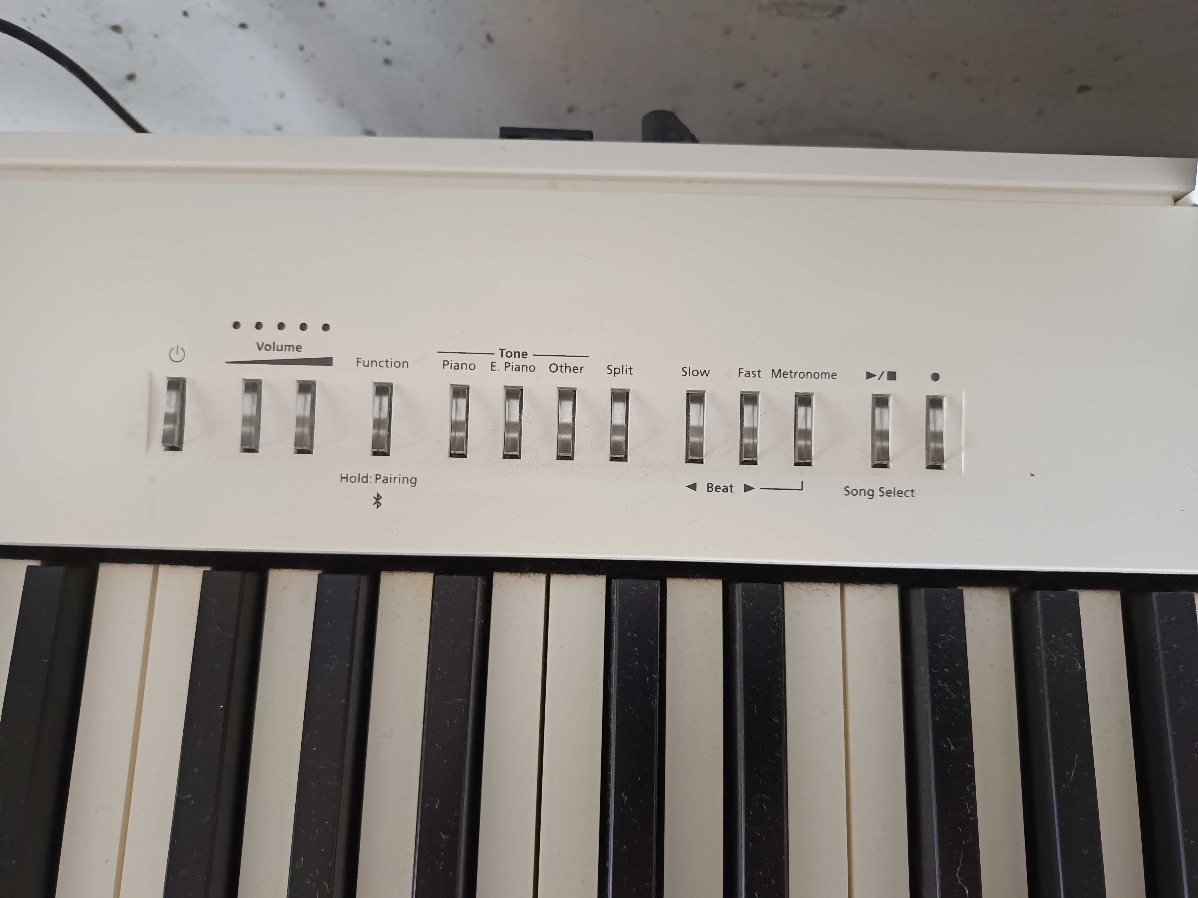 Piano Roland FP 30X com móvel de suporte