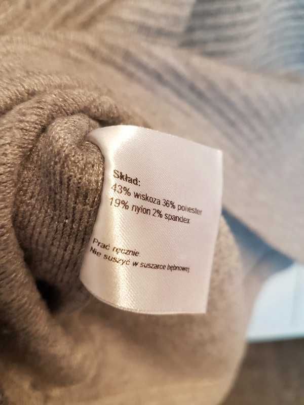 Szary sweter one size, oversize serek dekolt. Firma Laurella
