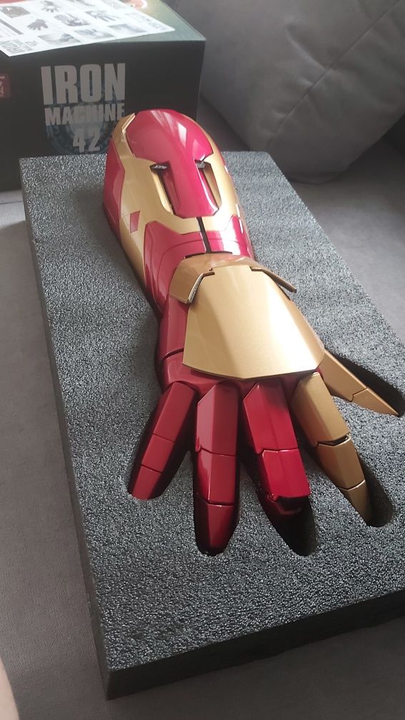 Iron Man avengers ręką