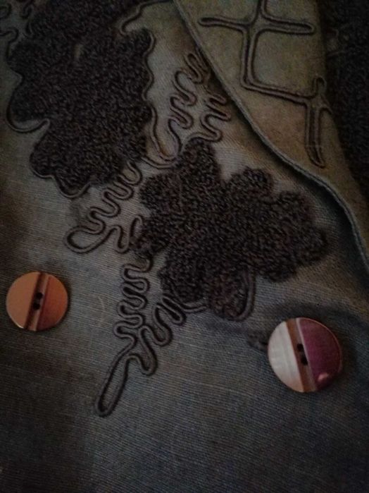 Tailleur em linho com bordados em relevo