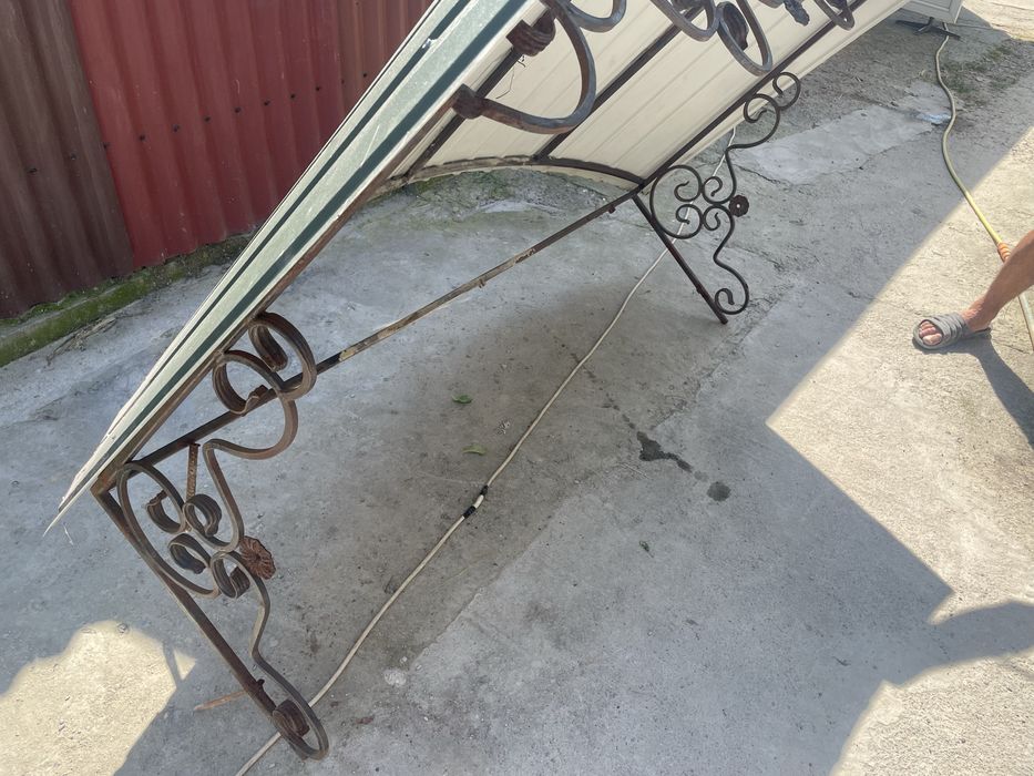 Навісний козирок на вхідні двері