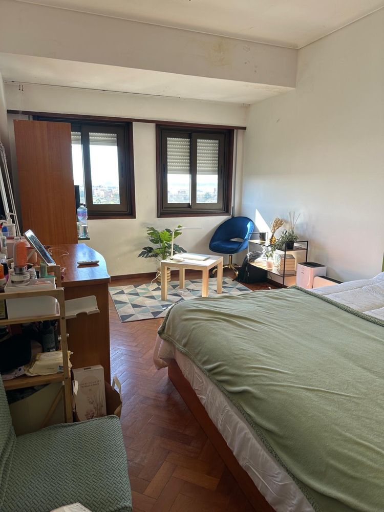 Quarto p/ menina a 5 min a pé da UA