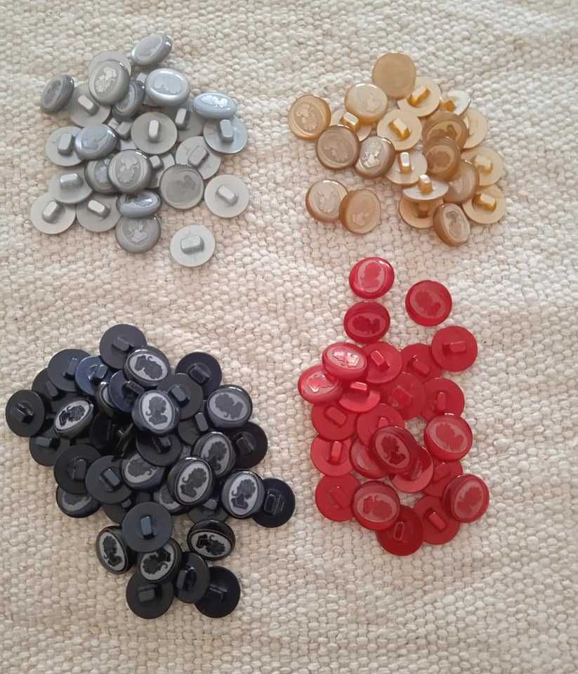 115 botões novos (azul, cinzento, bege e vermelho)