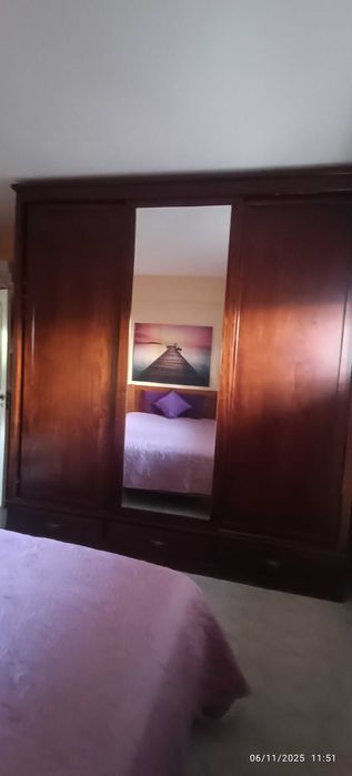 Roupeiro espaçoso bom estado.