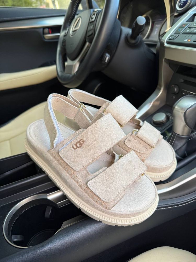 Жіночі босоніжки  UGG