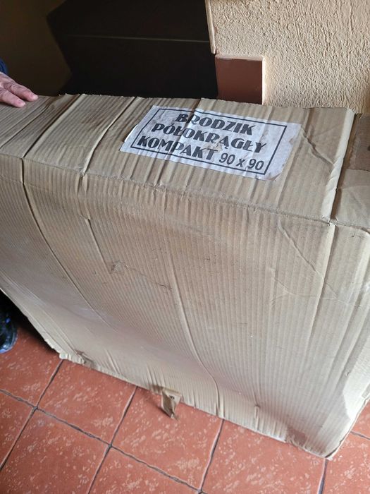 Kabina prysznicowa z brodzikiem i baterią.