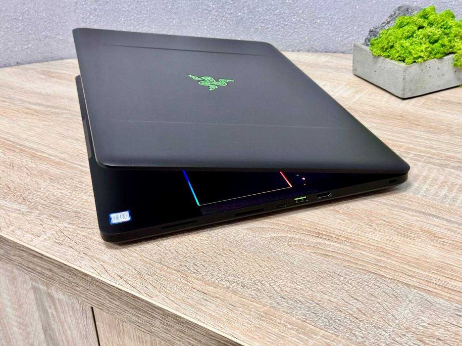 Ігровий ноут Razer Blade 17' FullHD 120Hz i7-7700HQ/GTX1060/16/512gb