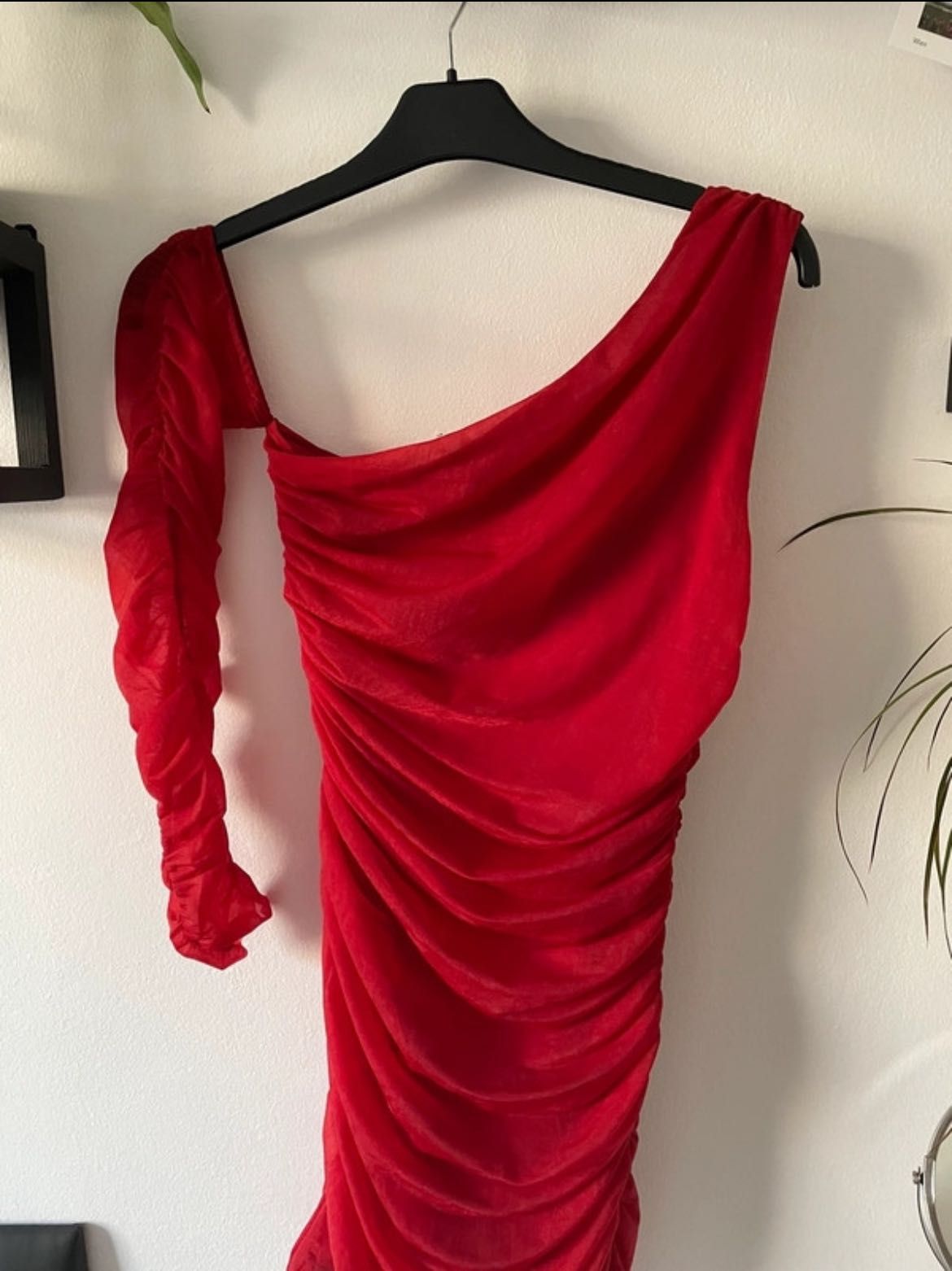 Sukienka mini czerwona marszczona asymetryczna z długim rękawem Zara S