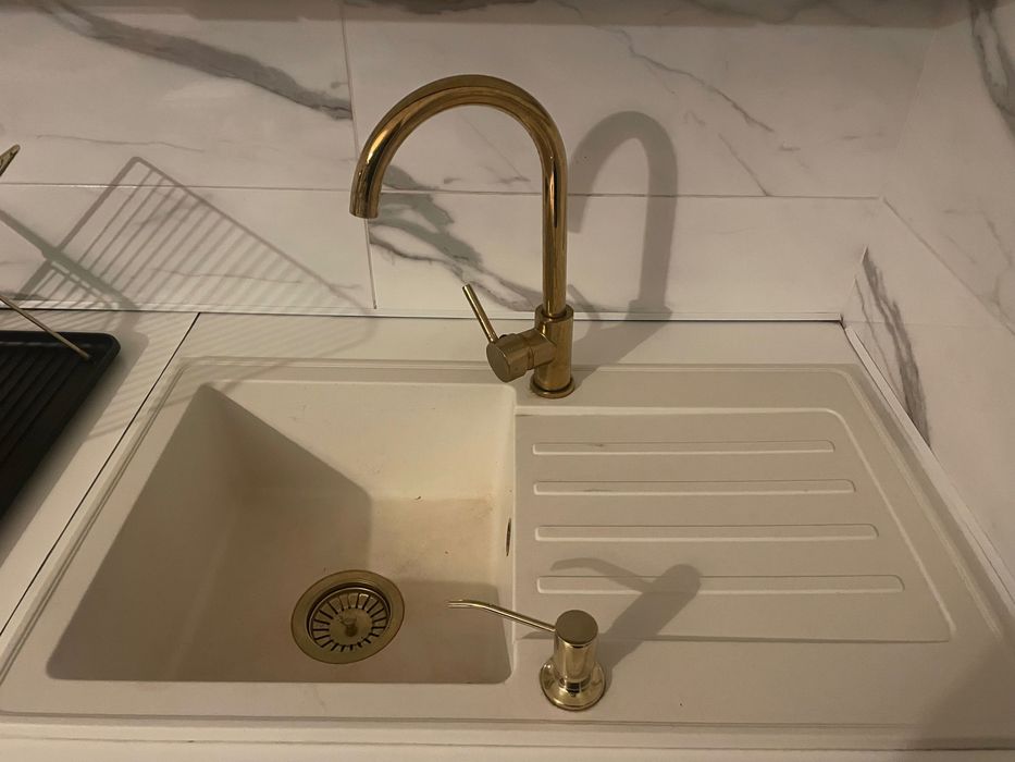 Meble kuchenne, zlewozmywak z baterią i okap