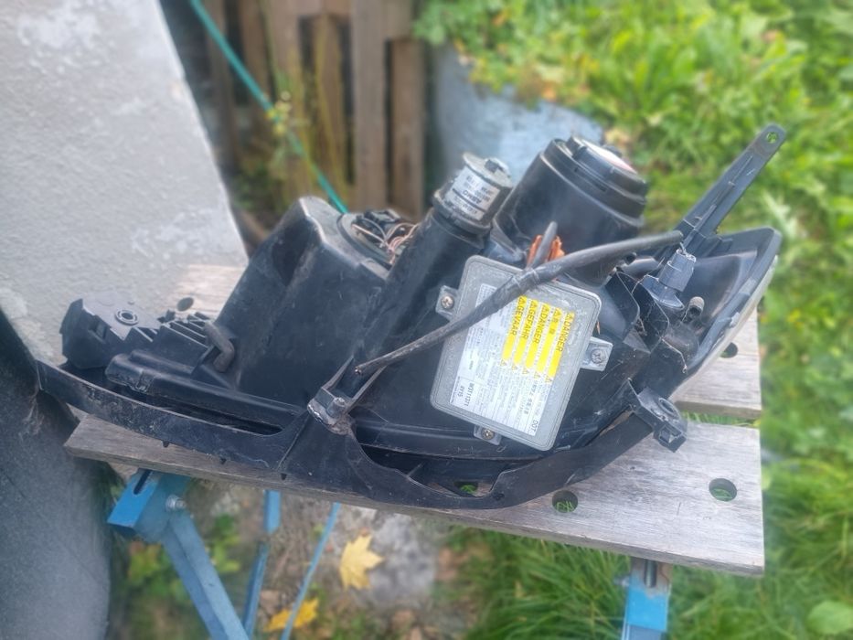 Mazda 3 lampa przednia prawa Xenon