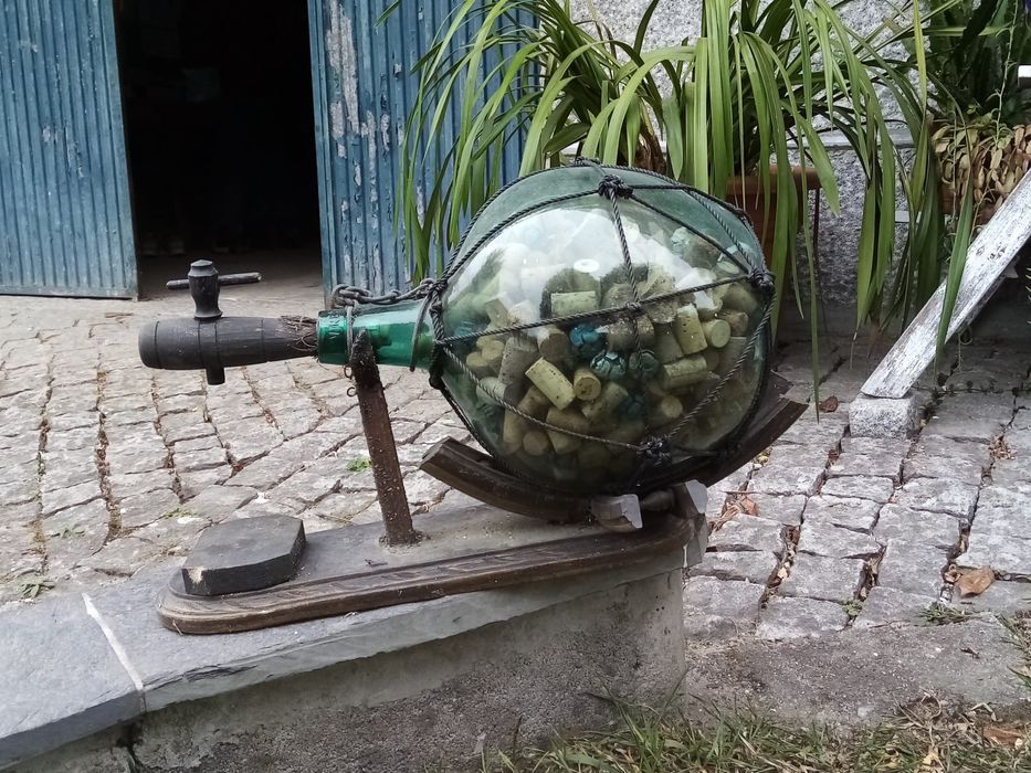 Garrafão antigo decorativo c/ suporte em madeira