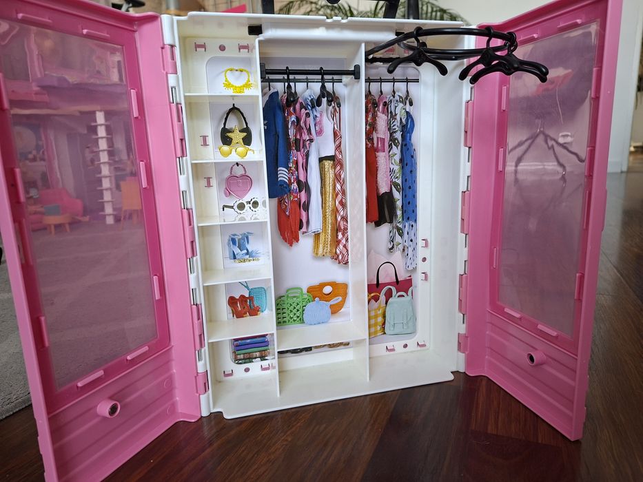 Barbie szafa z akcesoriami i odzieżą.