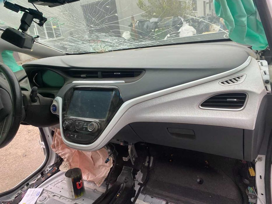 В розборі Шевроле Болт ев, Chevrolet bolt комплектація Premer 2017