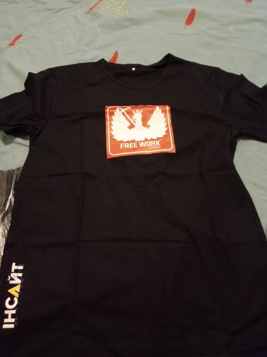 Футболка легкая, платье синего цвета.